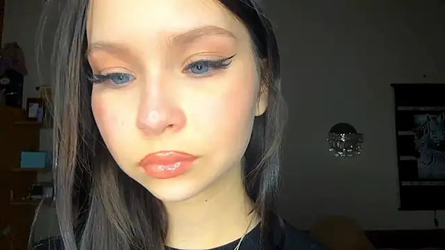 Snapshot of EmmaJonse chatting on December 2025 11:04:02 AM EmmaJonse online show from December 2025 11:04:02 AM