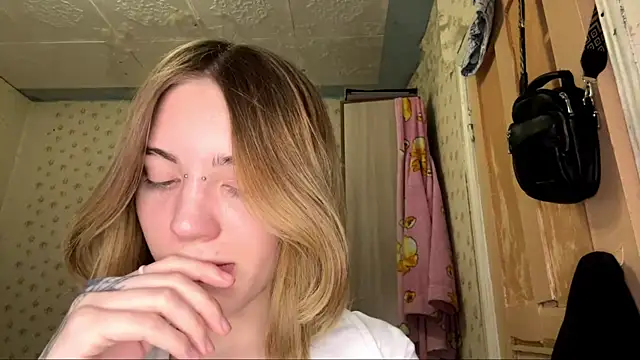 Snapshot of MelaineAytes chatting on November 2025 10:14:02 AM MelaineAytes online show from November 2025 10:14:02 AM