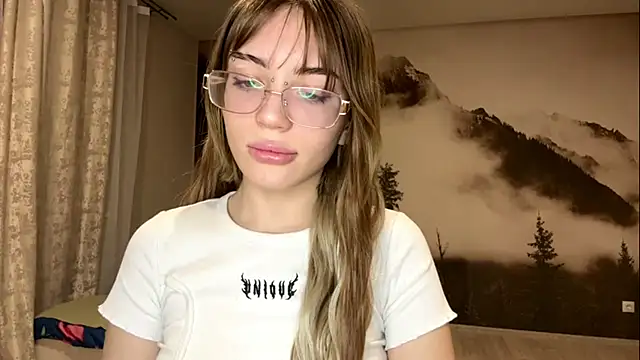 Snapshot of MelaineAytes chatting on December 2025 02:01:02 PM MelaineAytes online show from December 2025 02:01:02 PM