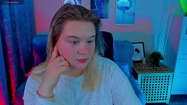 Snapshot of LouiseMous chatting on December 2025 09:01:02 PM LouiseMous online show from December 2025 09:01:02 PM