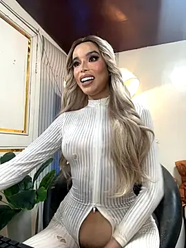 Snapshot of _SandraHornball_ chatting on November 2025 10:22:02 PM SandraHornball online show from November 2025 10:22:02 PM