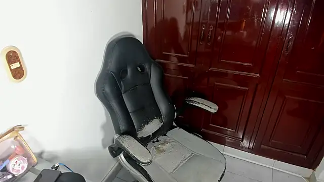 Snapshot of Hot_play18 chatting on January 2026 04:31:02 PM Hot play18 online show from January 2026 04:31:02 PM