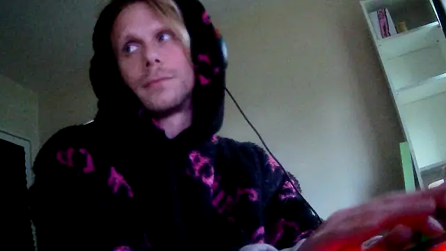 Snapshot of TheMaxDamage chatting on November 2025 03:38:02 PM TheMaxDamage online show from November 2025 03:38:02 PM