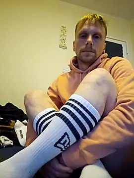 Snapshot of TheMaxDamage chatting on December 2025 10:24:02 AM TheMaxDamage online show from December 2025 10:24:02 AM