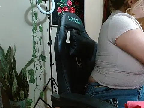 Snapshot of DiivaMarii chatting on July 2026 01:42:02 PM DiivaMarii online show from July 2026 01:42:02 PM
