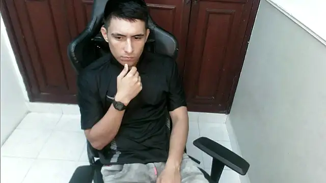 Snapshot of dannyt_hot chatting on November 2025 03:06:01 AM dannyt hot online show from November 2025 03:06:01 AM