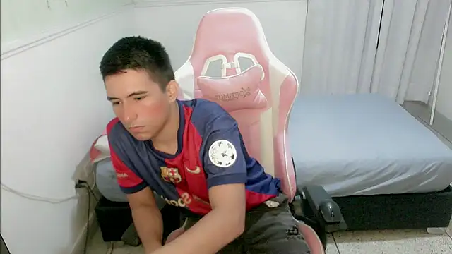 Snapshot of dannyt_hot chatting on December 2025 01:52:02 PM dannyt hot online show from December 2025 01:52:02 PM