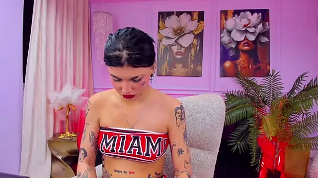 Snapshot of YasminWild chatting on December 2025 04:33:02 AM YasminWild online show from December 2025 04:33:02 AM