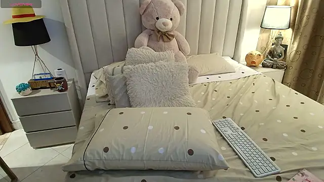 Snapshot of Emyii_ chatting on March 2026 08:19:01 AM Emyii online show from March 2026 08:19:01 AM