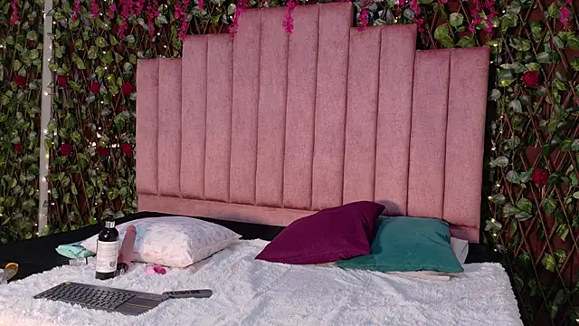 Snapshot of MiaJanss chatting on January 2026 05:27:02 PM MiaJanss online show from January 2026 05:27:02 PM