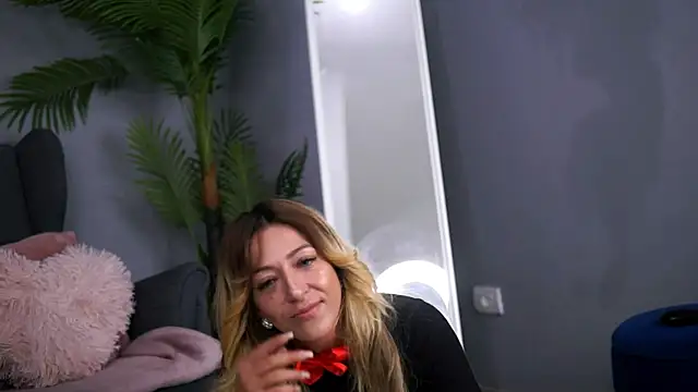 Snapshot of JuliaHyde chatting on November 2025 03:18:02 AM JuliaHyde online show from November 2025 03:18:02 AM