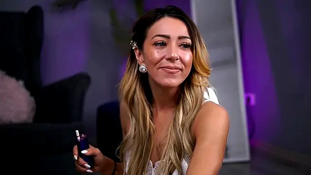 Snapshot of JuliaHyde chatting on December 2025 04:08:01 AM JuliaHyde online show from December 2025 04:08:01 AM