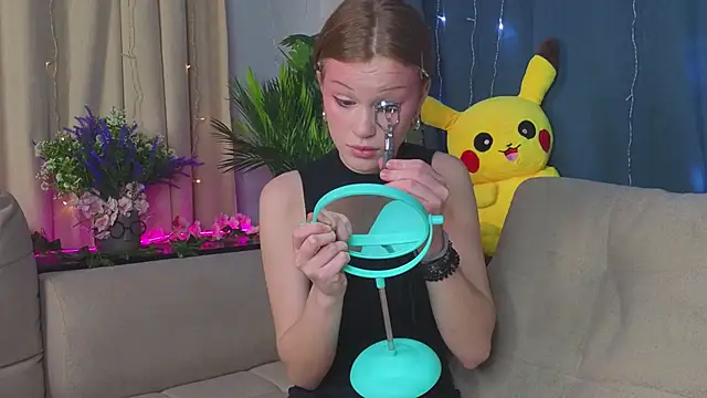 Snapshot of KarieBowery chatting on December 2025 07:55:01 PM KarieBowery online show from December 2025 07:55:01 PM