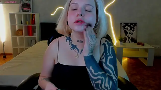 Snapshot of shadow__purrr chatting on November 2025 01:38:01 AM shadow purrr online show from November 2025 01:38:01 AM