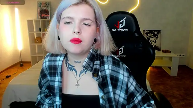 Snapshot of shadow__purrr chatting on December 2025 01:33:02 AM shadow purrr online show from December 2025 01:33:02 AM