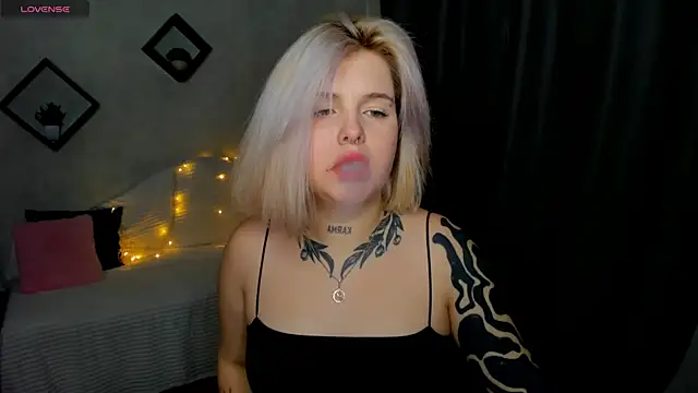 Snapshot of shadow__purrr chatting on December 2025 01:26:02 AM shadow purrr online show from December 2025 01:26:02 AM