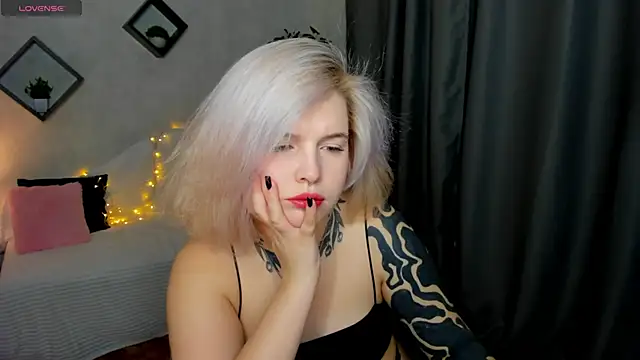 Snapshot of shadow__purrr chatting on December 2025 01:25:01 AM shadow purrr online show from December 2025 01:25:01 AM