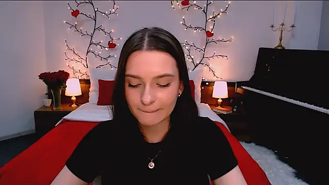 Snapshot of charming_berry chatting on December 2025 01:09:02 PM charming berry online show from December 2025 01:09:02 PM