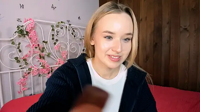 Snapshot of KristleKirst chatting on November 2025 01:11:01 PM KristleKirst online show from November 2025 01:11:01 PM