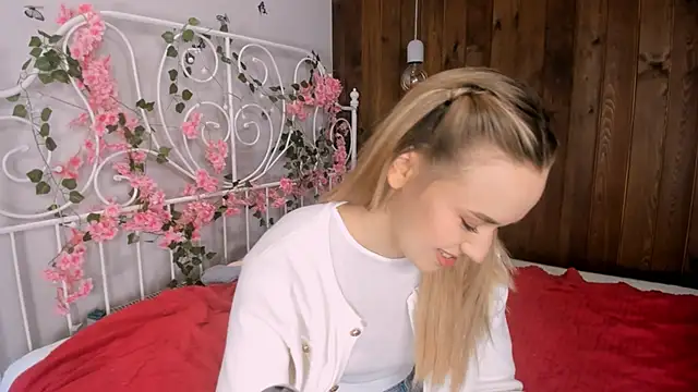 Snapshot of KristleKirst chatting on November 2025 11:13:02 AM KristleKirst online show from November 2025 11:13:02 AM