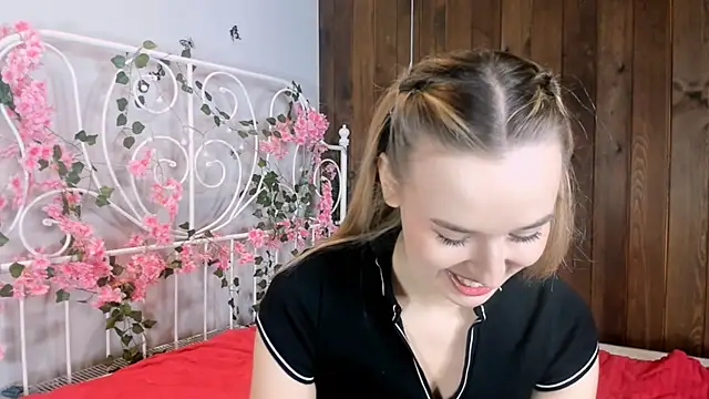 Snapshot of KristleKirst chatting on November 2025 08:17:01 AM KristleKirst online show from November 2025 08:17:01 AM