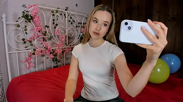 Snapshot of KristleKirst chatting on December 2025 11:19:01 AM KristleKirst online show from December 2025 11:19:01 AM