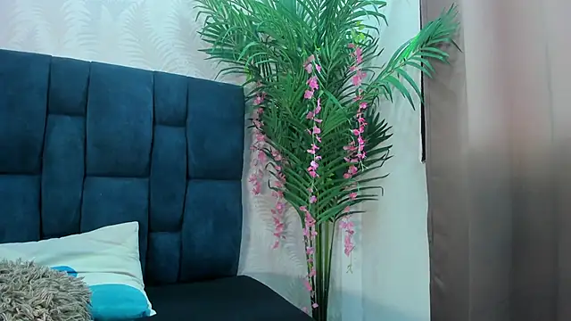 Snapshot of Holly_Sly chatting on November 2025 07:13:01 PM Holly Sly online show from November 2025 07:13:01 PM