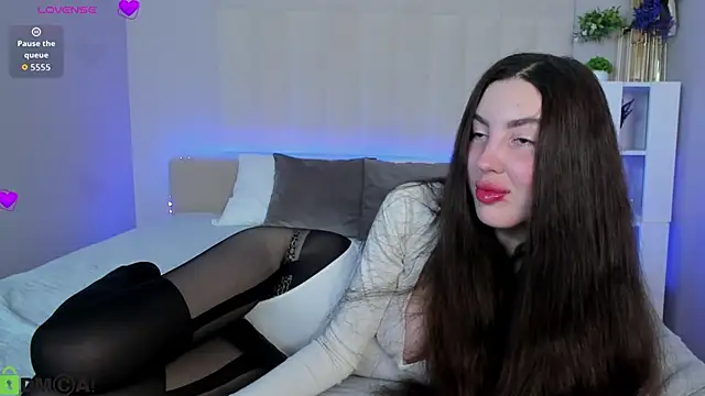 LiraRevery online show from March 2026 10:43:01 PM