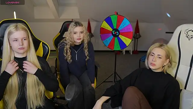 Snapshot of Kara_cat chatting on December 2025 03:30:02 PM Kara cat online show from December 2025 03:30:02 PM