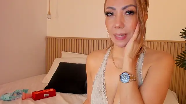 Samantha Sra  online show from May 2026 12:06:01 AM
