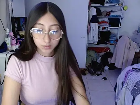 Snapshot of Nanylux chatting on December 2025 04:06:01 AM Nanylux online show from December 2025 04:06:01 AM