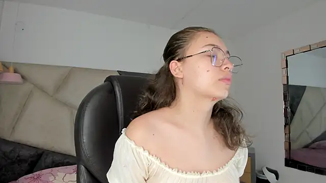 Snapshot of MarieTaylor_ chatting on December 2025 06:34:01 PM MarieTaylor online show from December 2025 06:34:01 PM