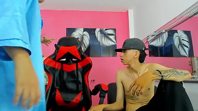 Snapshot of MiaAndTeylor chatting on November 2025 07:24:02 PM MiaAndTeylor online show from November 2025 07:24:02 PM