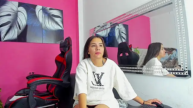 Snapshot of MiaAndTeylor chatting on December 2025 08:19:01 AM MiaAndTeylor online show from December 2025 08:19:01 AM