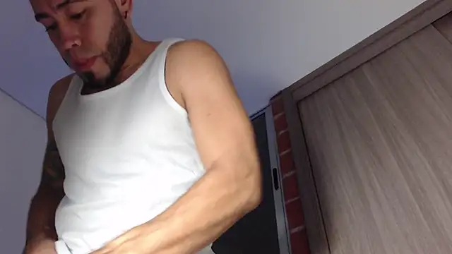 Snapshot of MikeSantoss1 chatting on December 2025 01:11:01 AM MikeSantoss1 online show from December 2025 01:11:01 AM