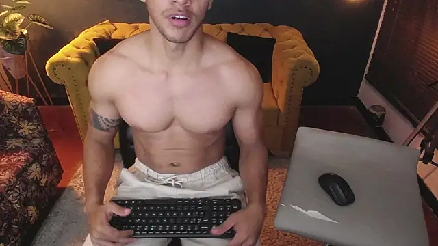 Snapshot of tayler_luke chatting on November 2025 01:29:01 AM tayler luke online show from November 2025 01:29:01 AM