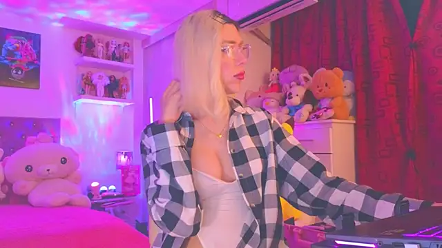 Snapshot of MadamBarbiee chatting on November 2025 11:07:02 PM MadamBarbiee online show from November 2025 11:07:02 PM