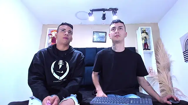 Snapshot of DamianAndMAximoo chatting on December 2025 11:52:02 AM DamianAndMAximoo online show from December 2025 11:52:02 AM