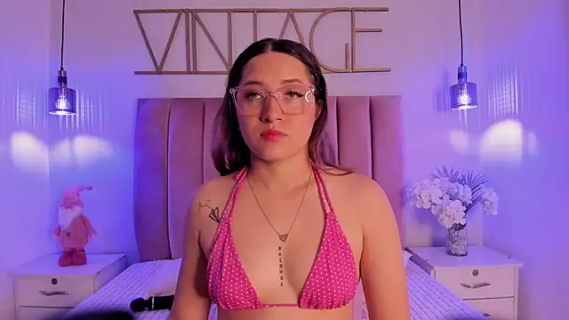 Snapshot of LeiahBlonde chatting on December 2025 11:52:02 AM LeiahBlonde online show from December 2025 11:52:02 AM