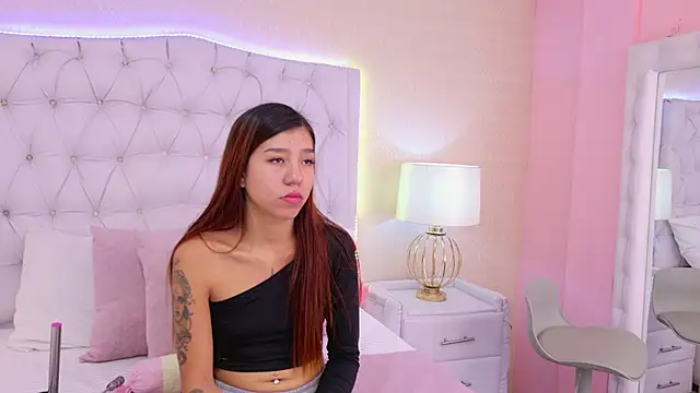 Snapshot of ViolettFrosst chatting on December 2025 06:25:02 PM ViolettFrosst online show from December 2025 06:25:02 PM