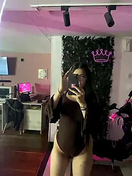 Snapshot of KyliePinkk_ chatting on December 2025 10:59:02 PM KyliePinkk online show from December 2025 10:59:02 PM