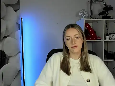 Snapshot of EvelynBlond chatting on November 2025 06:35:01 AM EvelynBlond online show from November 2025 06:35:01 AM