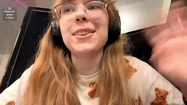 Snapshot of LouettaTornese chatting on December 2025 01:50:02 PM LouettaTornese online show from December 2025 01:50:02 PM