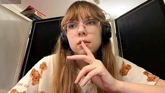 Snapshot of LouettaTornese chatting on December 2025 03:07:01 PM LouettaTornese online show from December 2025 03:07:01 PM