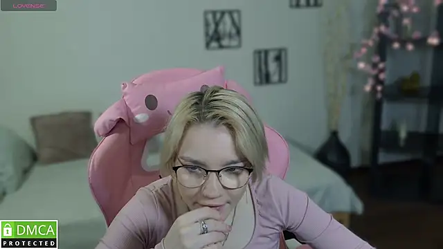 Megan Lora online show from December 2025 01:22:02 AM