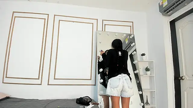 daviana hill online show from February 2026 12:04:01 PM