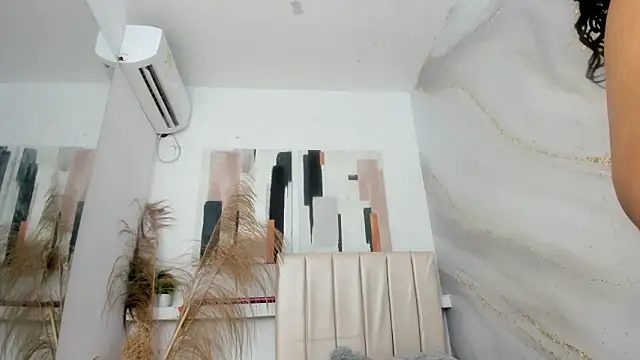 daviana hill online show from February 2026 12:00:01 PM