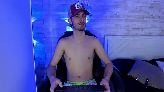 Snapshot of Emir_Ozan_ chatting on December 2025 11:28:01 AM Emir Ozan online show from December 2025 11:28:01 AM