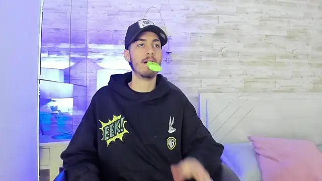 Snapshot of Emir_Ozan_ chatting on January 2026 11:37:01 AM Emir Ozan online show from January 2026 11:37:01 AM