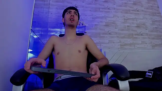 Snapshot of Emir_Ozan_ chatting on February 2026 08:01:01 PM Emir Ozan online show from February 2026 08:01:01 PM